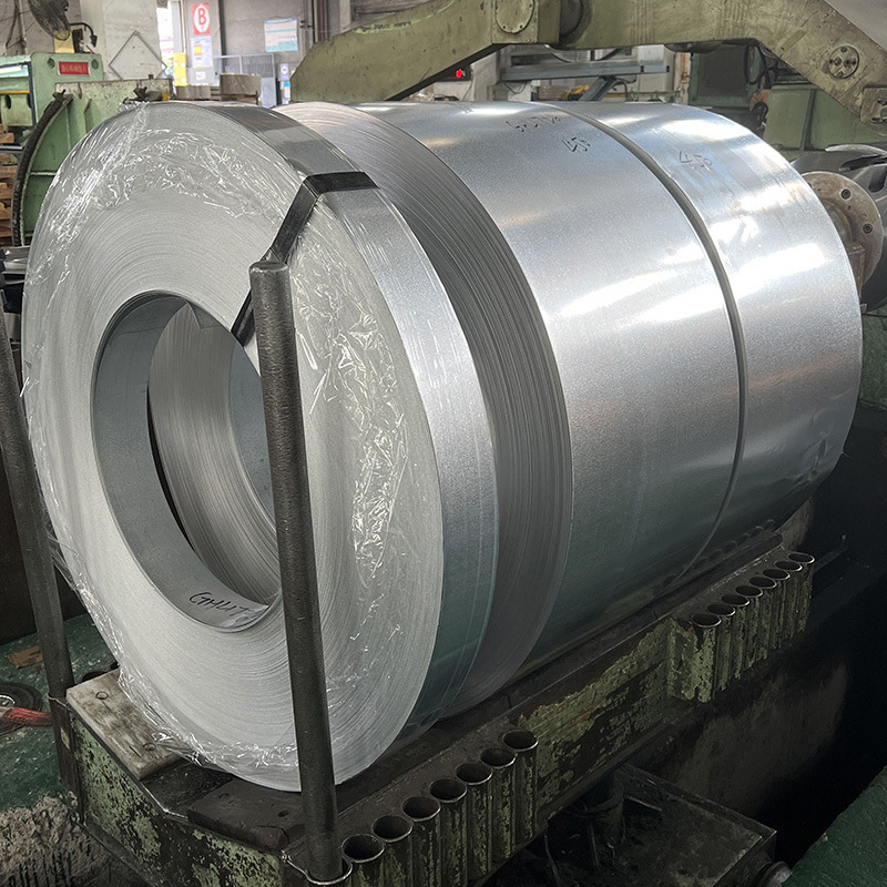 2. 耐候性能:镀锌覆膜板具有良好的耐候性能