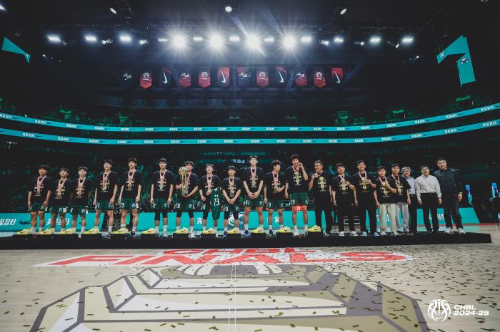 广东实验中学力克清华附中问鼎耐高男篮冠军 清