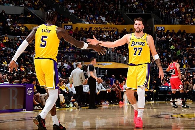 湖人双杀公牛豪取四连胜 艾顿23+10撑起内线