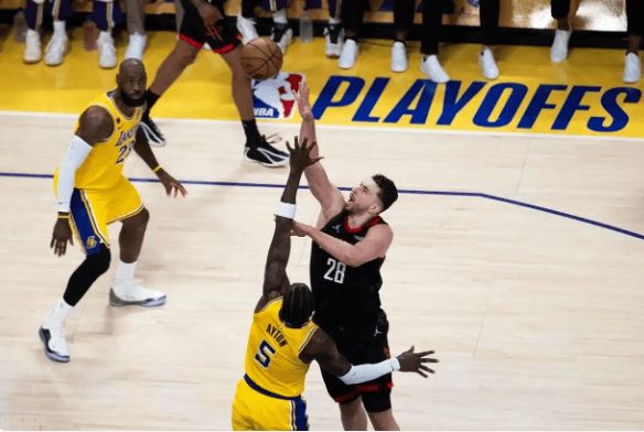 湖人替补奇兵肯纳德狂轰27分掀翻火箭