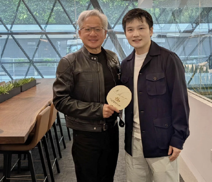 樊振东缺席世乒赛引热议 科技之旅与黄仁勋互动